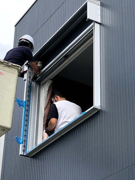 電動ブラインドシャッターを後付いたしました。千葉建材