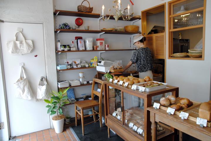 小松市 パンの朝顔 居酒屋の一角に併設された２坪のパン屋「colocal コロカル」ローカルを学ぶ・暮らす・旅する