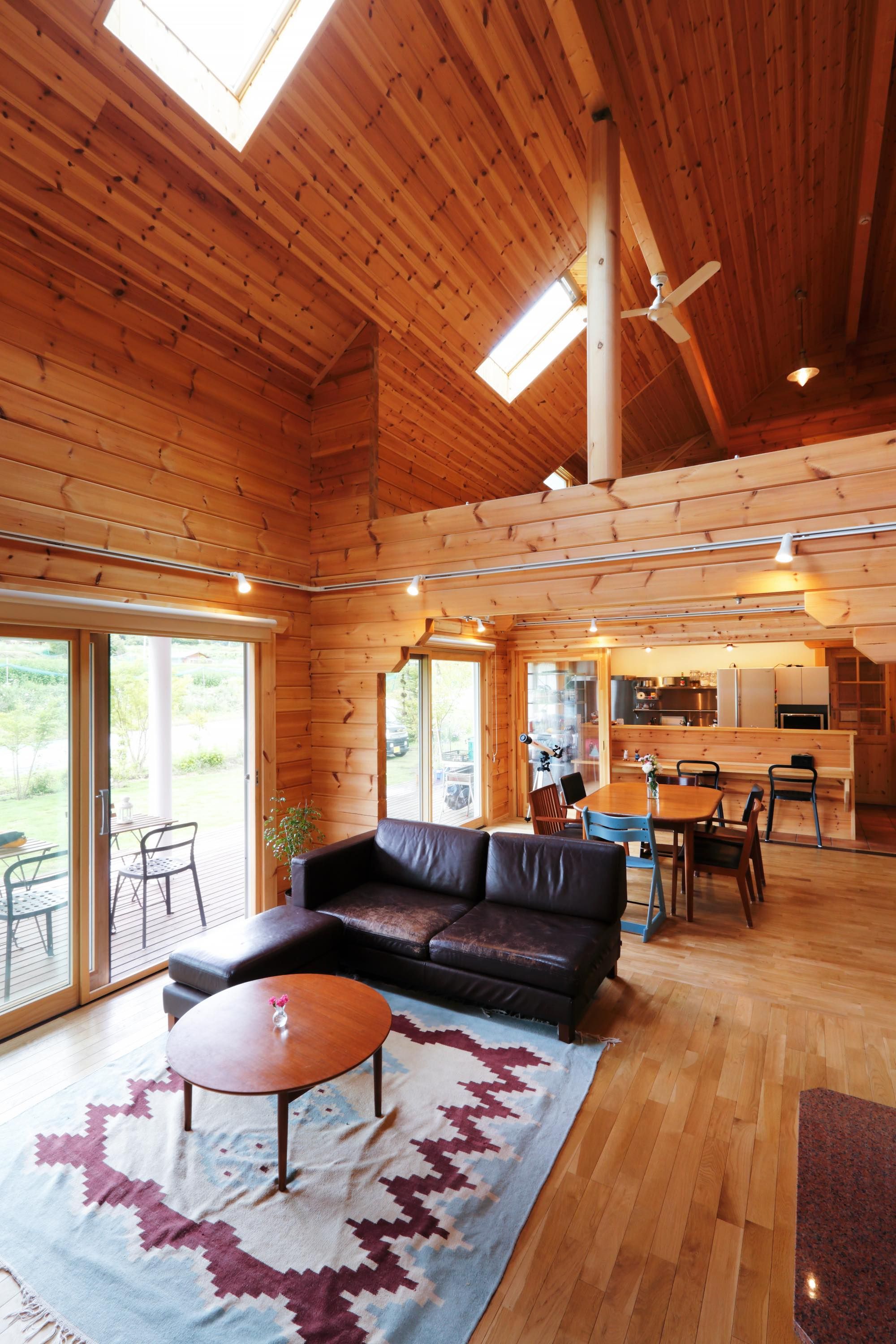 映画のワンシーンのよう♡海外風のリビングインテリア2019年7月14日- エキサイトニュース