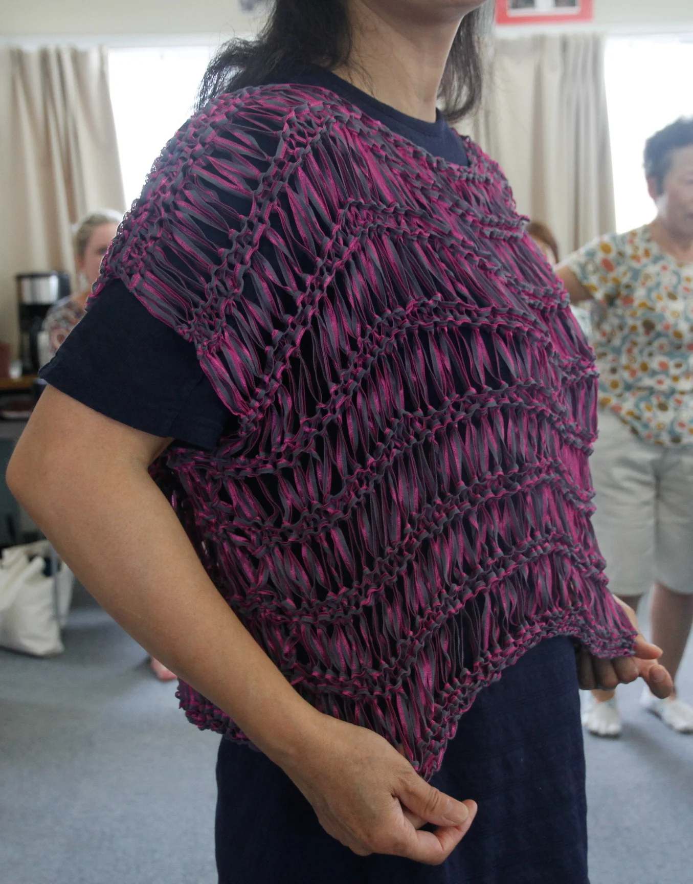 無料編み図・かぎ針編み フリルとリボンがかわいい🎀スマホポーチハルズニッティング