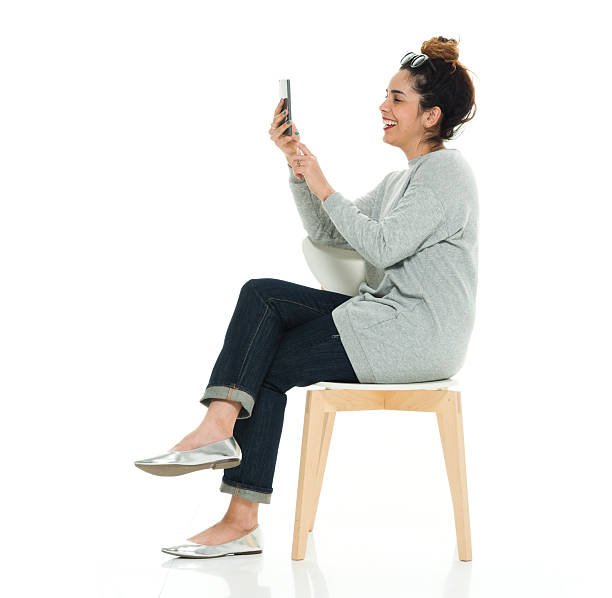 椅子に座る若い女性 - KR148.jpg - 写真素材