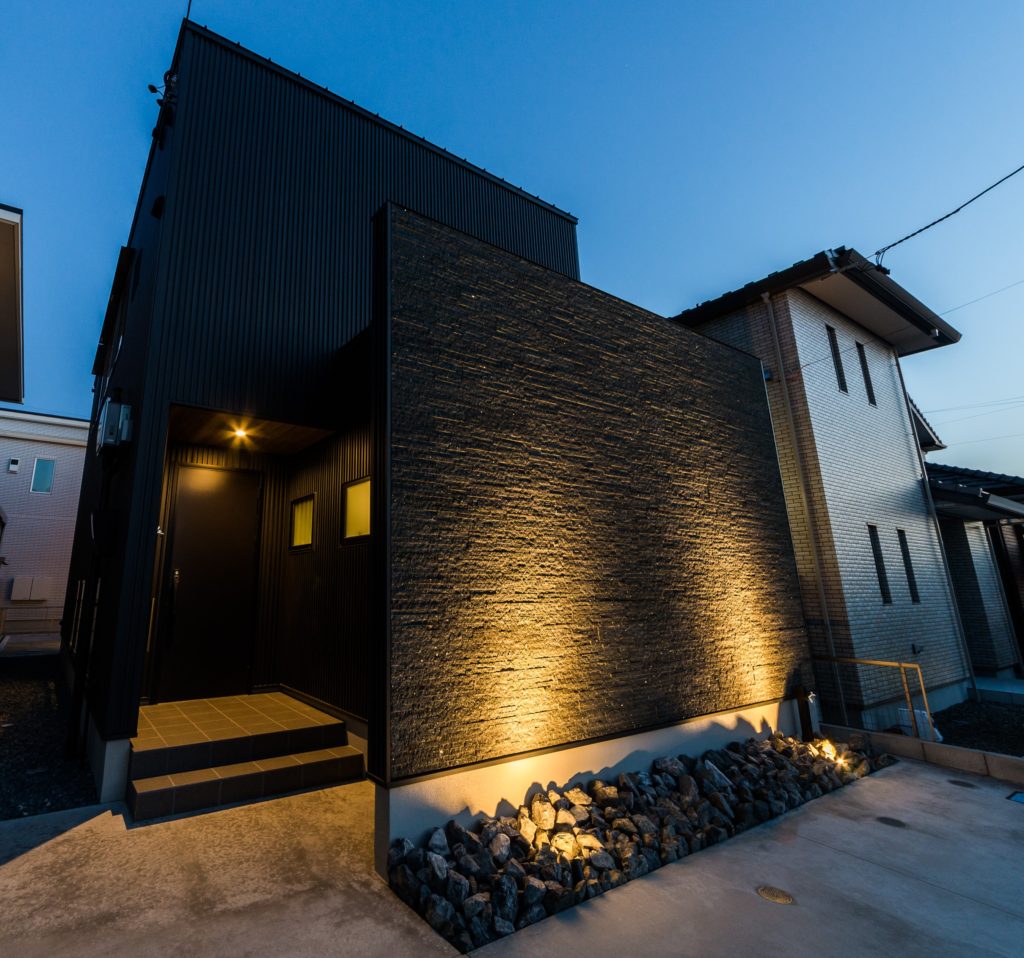 和風のおしゃれな黒い外観の家の画像 75選 - 2025 年 10月Houzzハウズ