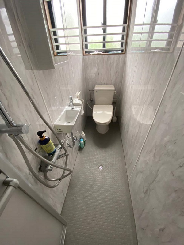 明るく清潔感あふれるトイレリフォーム事例 TOTO