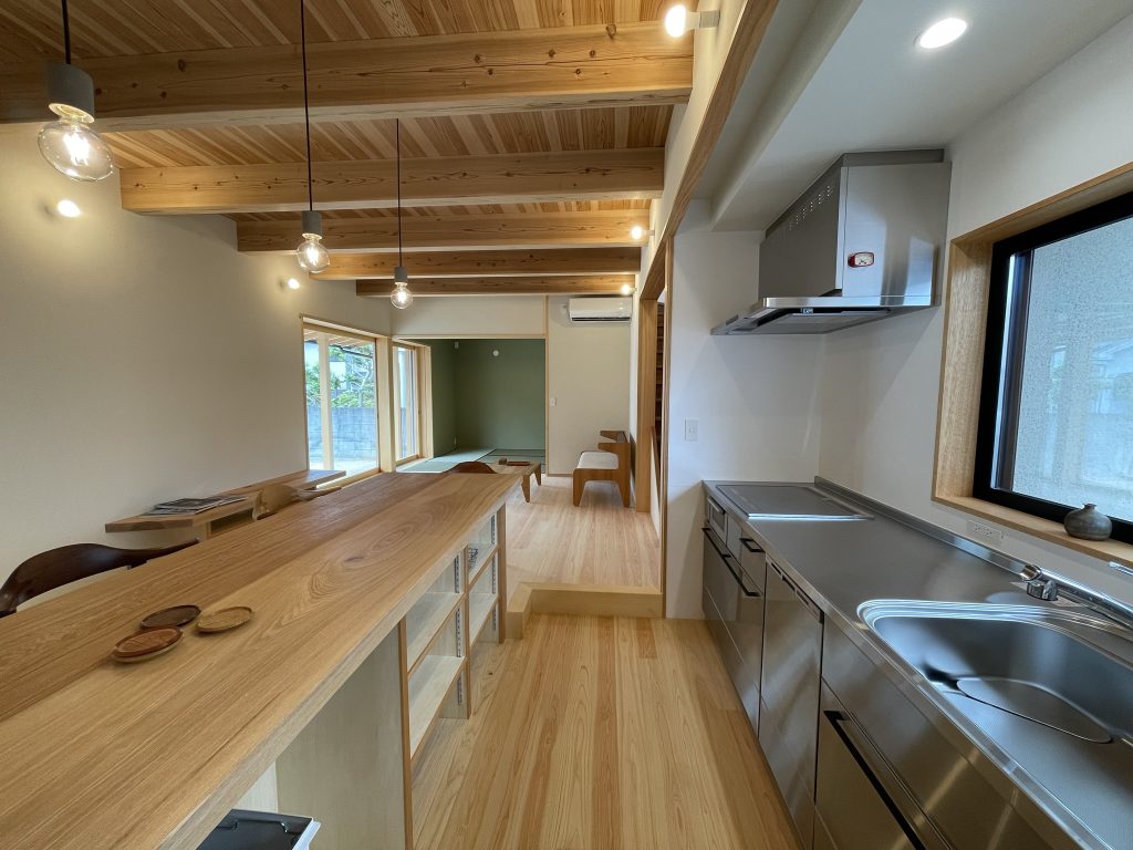 石っぽい段差カウンター キッチン・台所グレー の建築事例・施工実例・価格注文