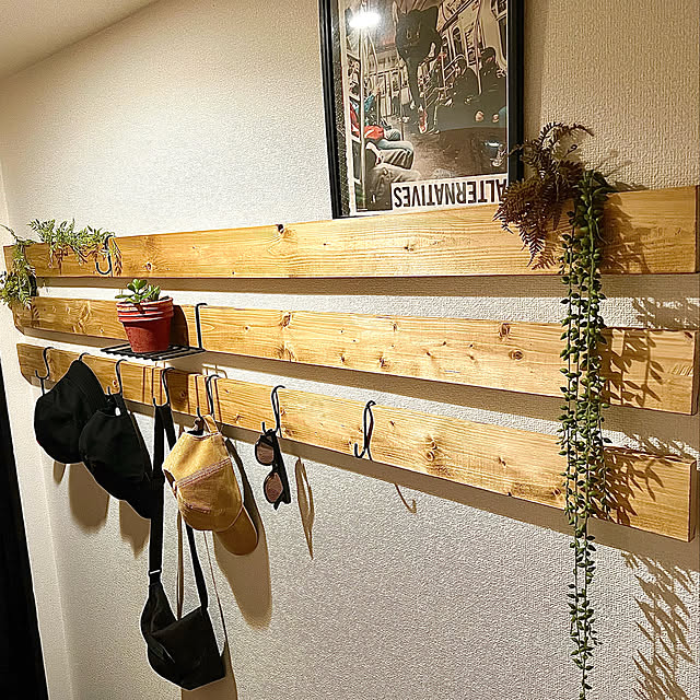 壁掛け棚フック付きウォールシェルフ Ｌｉｇｈｔライト 玄関にキッチンに多様に使える壁掛け飾り棚