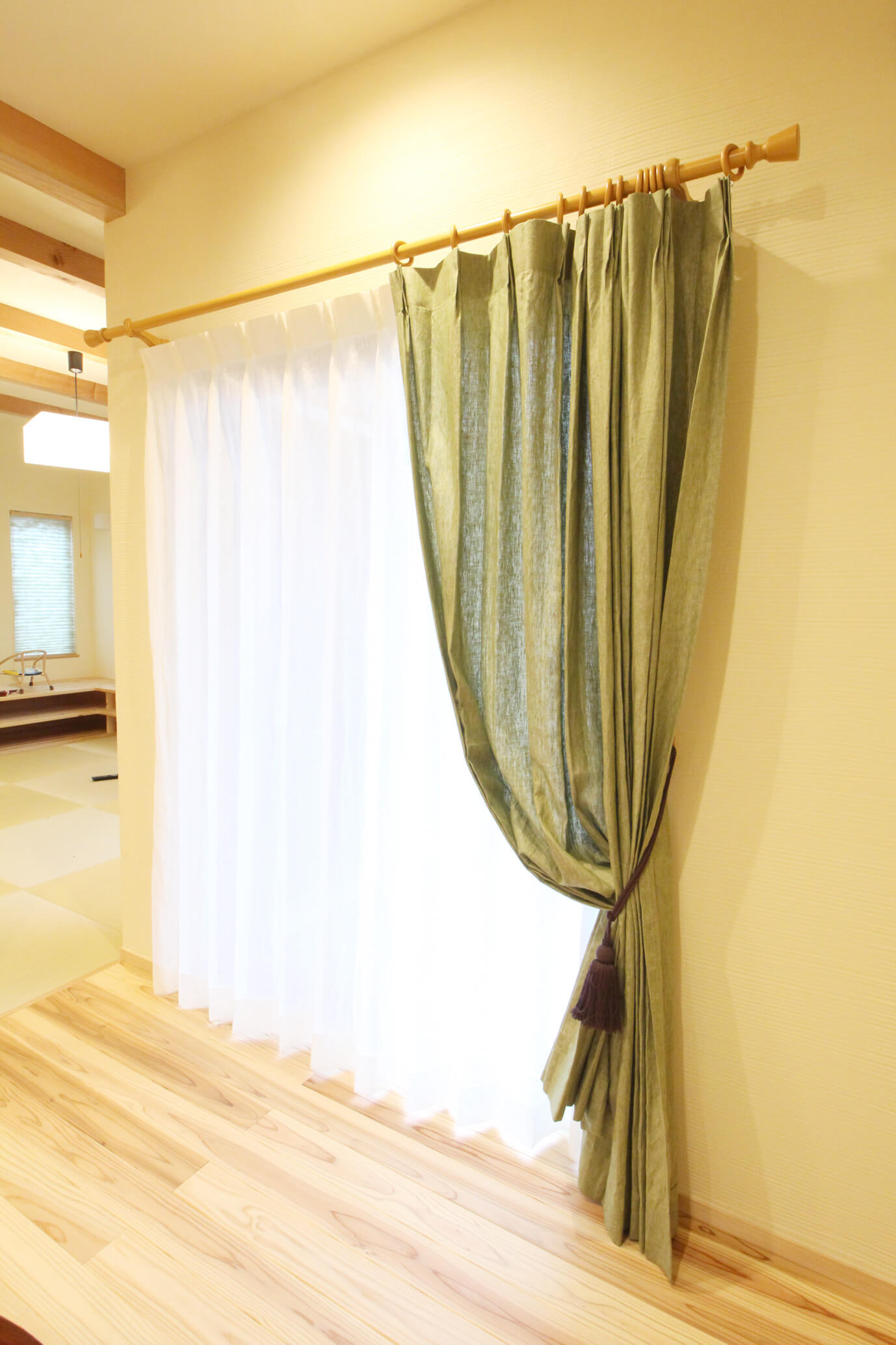 バランスをつけた片開きのカーテン 横浜市M様邸 - 東京青山のおしゃれなオーダーカーテンはモンルーベジャパン