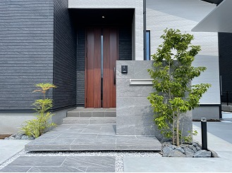 大判タイルで重厚感のあるお家オールドクラフト浜松市の外構・エクステリアのことなら