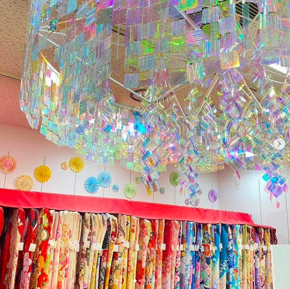 ペットボトルリメイク一度塗りでつくる、手びねりみたいな一輪挿し、作りました✨✨ Handmade やDIY、植物あそびが好きです。 作り方 つきで多肉アレンジや、多肉にあう雑貨の作り方とアレンジ等を投稿しています。 @a_piece_of_dream 🌱 . 今日もちょっと違うDIY