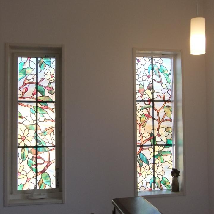 思い切ってお家の窓に素敵な「ステンドグラス」のパネルを入れてみませんか？DIYで素敵な家づくりをサポートみほ