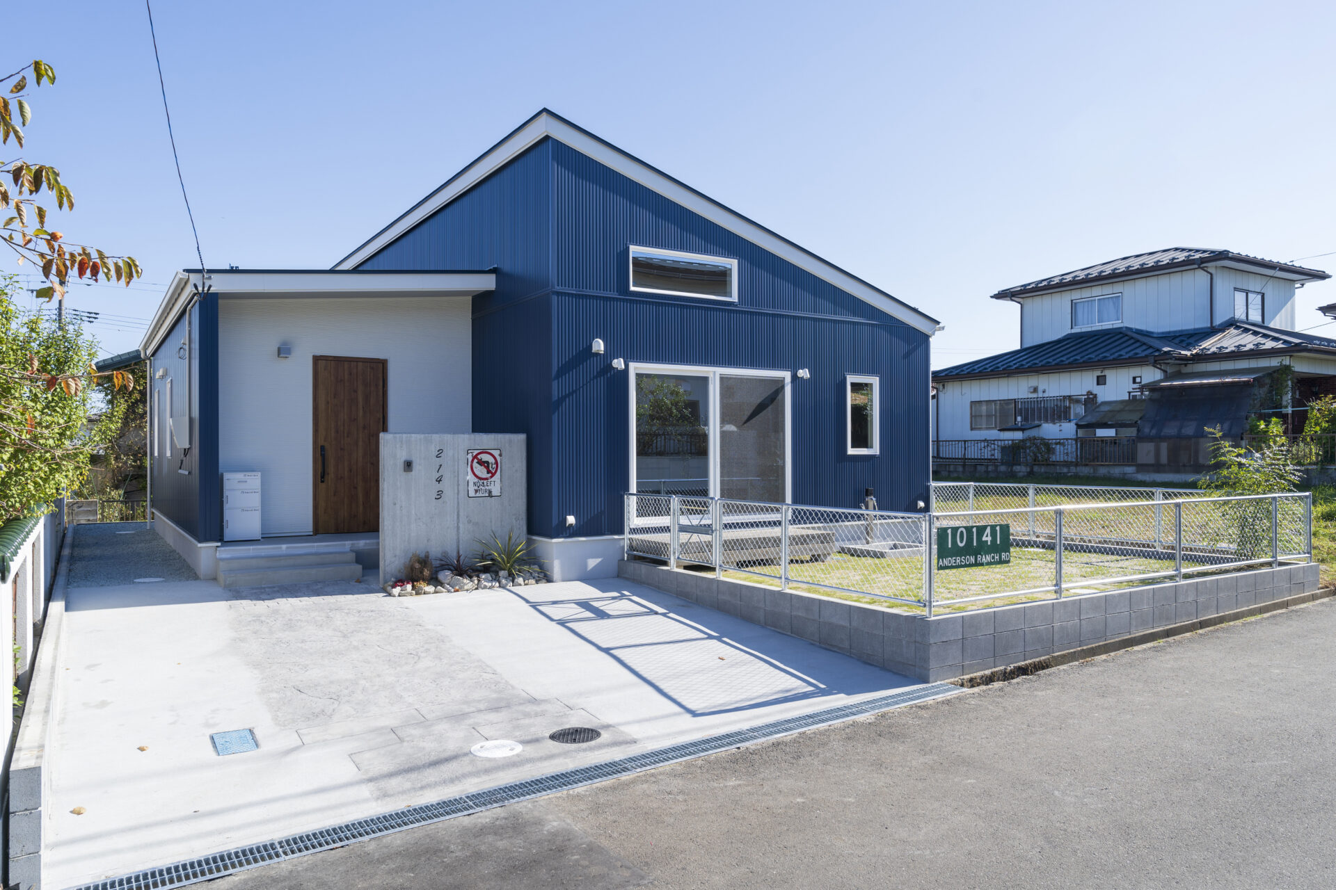 ネイビーカラー、平屋住宅の外構。庭仕事 久留米支店のブログ