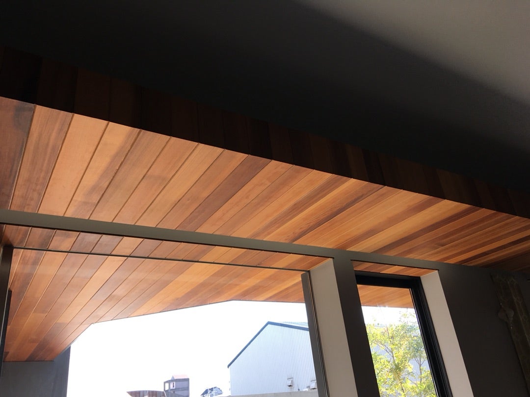 とある閑静な住宅街に誕生した、全面レッドシダー張りの事例です。 建物の立体感と木張りの存在感が絶妙にマッチしています🌿 経年変化も楽しみです✨チャネルオリジナルレッドシダーレッドシダー外壁ナチュレウォールベベルサイディング経年変化