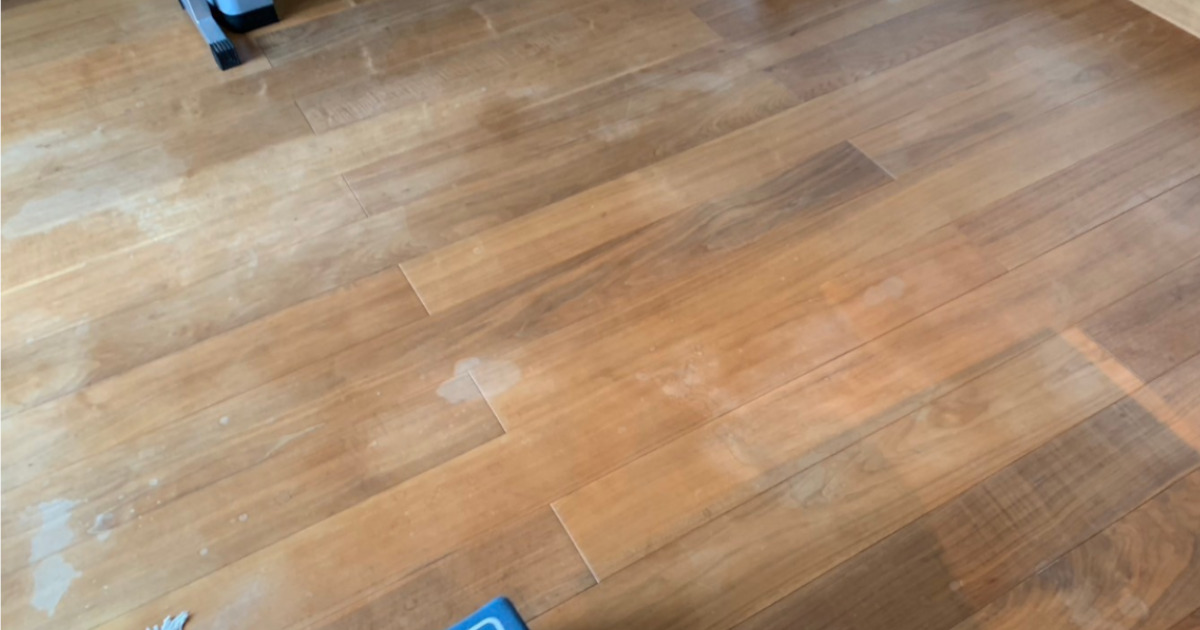 フローリングの黒ずみ掃除方法を伝授！洗剤や落とし方を全て解説 -ゼロ円 雨樋修理、屋根リフォーム、雨漏り対策の「修復ラボ」