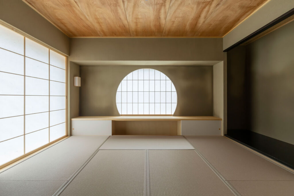 床の間のある和室であった部屋を リビングにリノベート。 元の書院障子も活かしながら モダンで凛とした空間に設えました。 床材にはマホガニーウッドを床の間には肥後石を使っています。リノベーションリノベーション住宅リノベーション事例リノベーション古