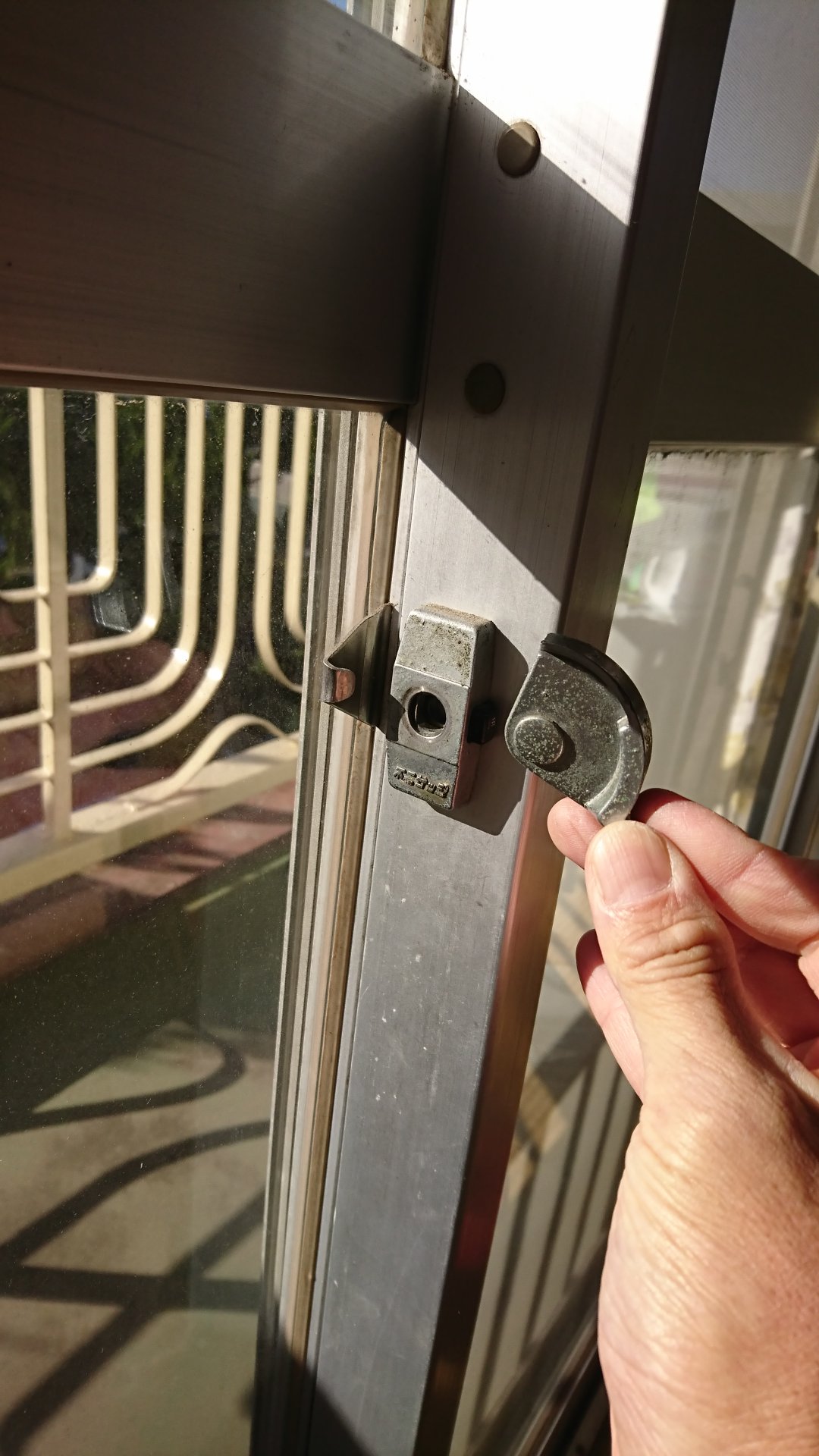 引扉のロックに使いたい懐かしの昭和金物の販売