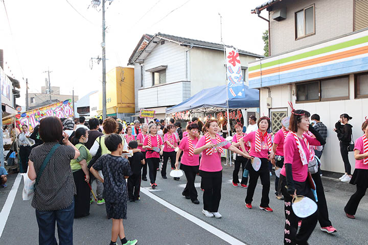 悲恋に傷ついた女性を包み込む歌唱、銀座のクラブ時代の経験糧に大輪の花…八代亜紀さん評伝 : 読売新聞