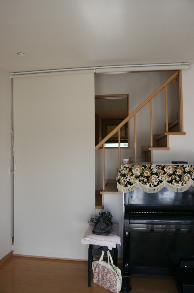 リビング階段にロールスクリーンをオーダー断熱効果と失敗したところ