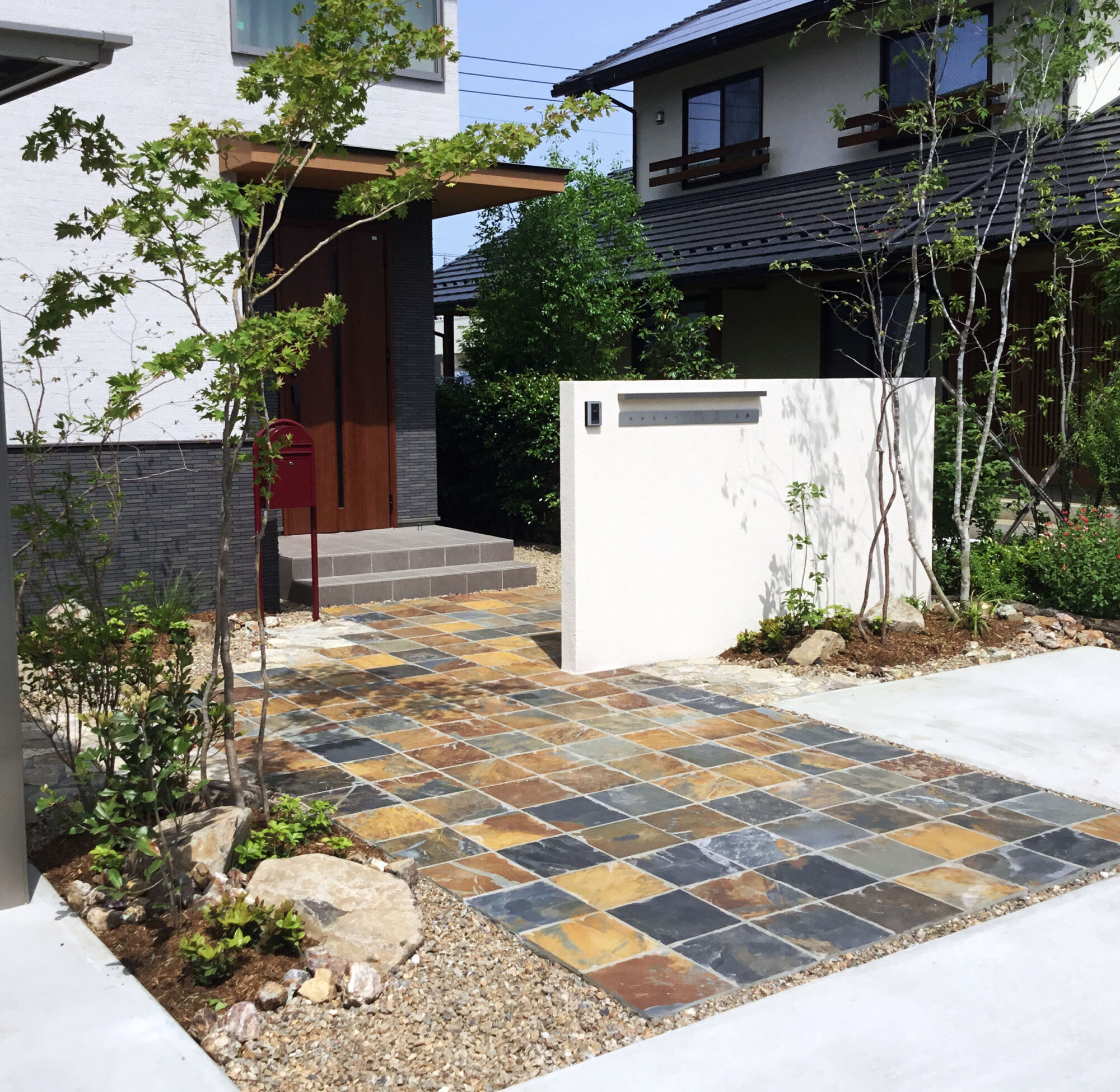 おしゃれな玄関アプローチ実例集♪レンガ階段や枕木で素敵に仕上げようミモザガーデン