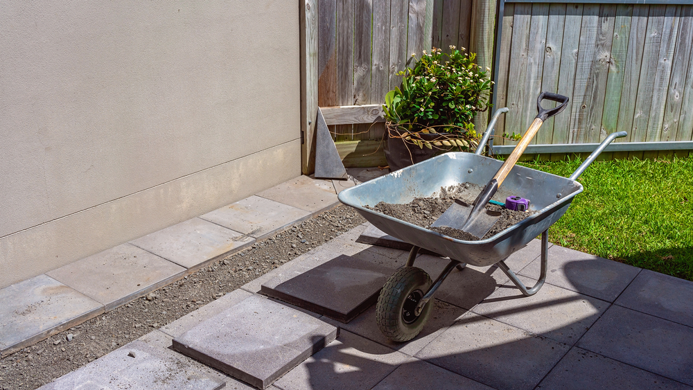 花壇を撤去してアスファルト舗装で仕上げました。北双建設