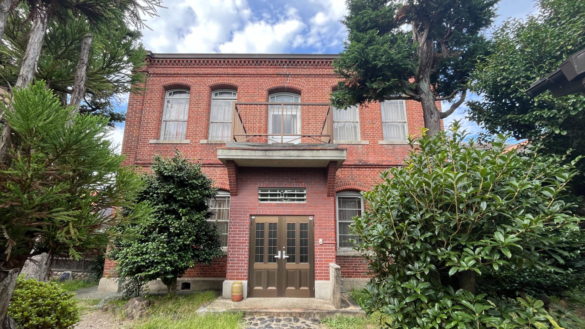 レンガ造りの家にあわせたナチュラルなお庭 - 株式会社 Heal The Gardenタカショー リフォームガーデンクラブ