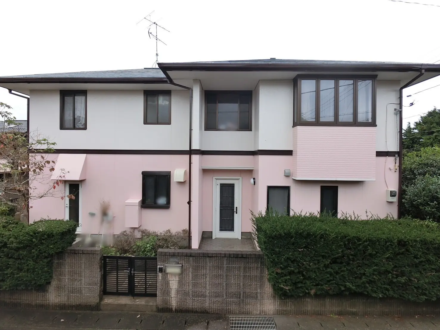 ピンクあきる野市・昭島市の外壁塗装・防水工事は鈴吉ペイント ショールーム完備