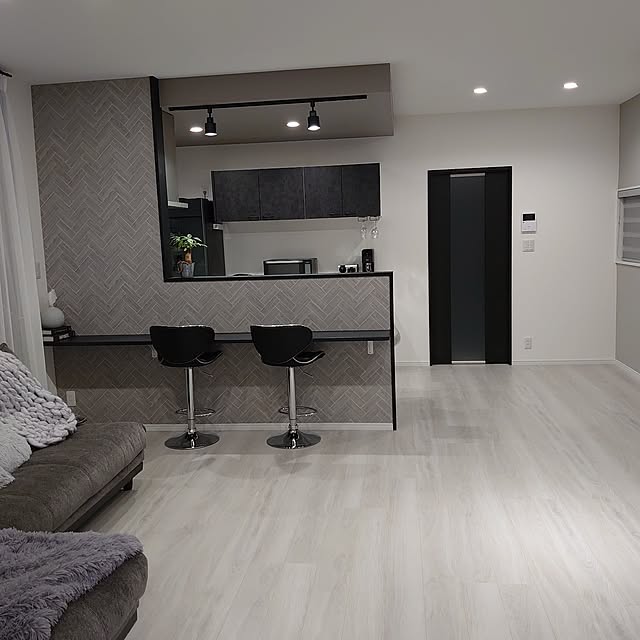 グレーインテリア」の事例＆作り方。ドア・床・家具で、洗練された空間にLIXILLiving Deli リビングデリ インテリアをもっと自由に