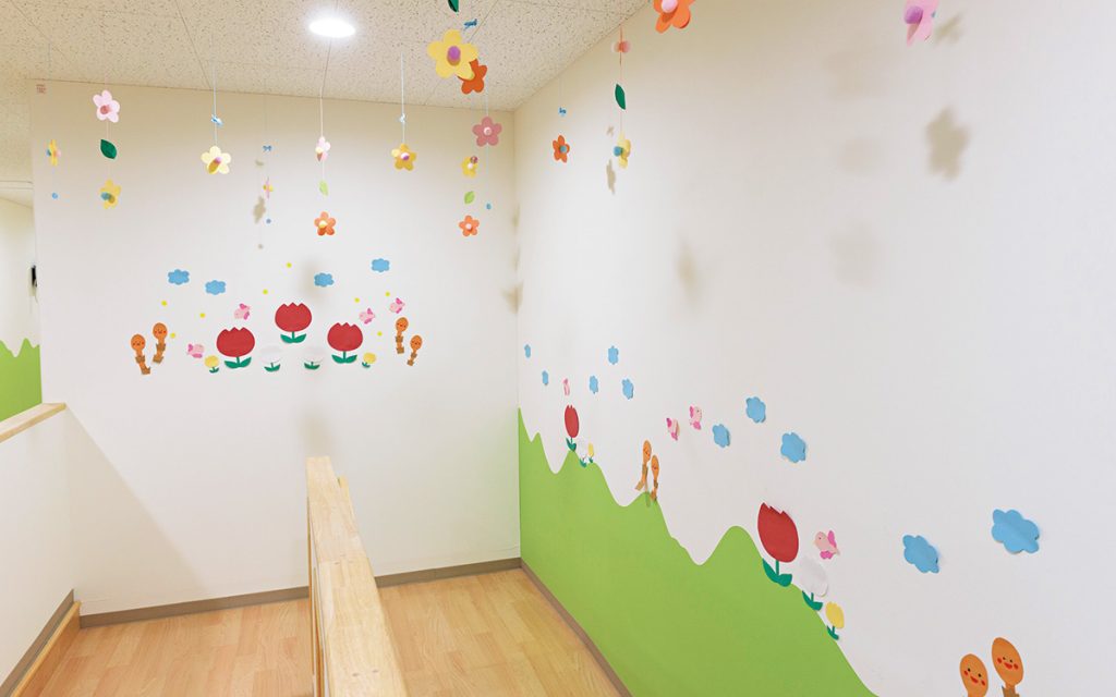 ご覧いただき、ありがとうございます♡保育園や幼稚園、待合室や子供部屋におすすめの壁面飾りです。他の壁面飾りだけでは寂しいようなときには、この虫をプラスして飾るとより華やかに、柔らかい雰囲気になりますよ！Ａ４サイズに収まるようにお作りしています。背景の画