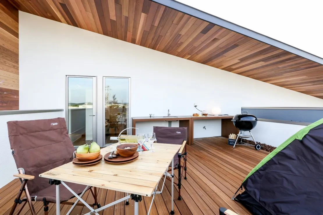 おしゃれで開放的なバルコニーのインテリア実例10選～おすすめの屋外家具を紹介～a.flat 風が運ぶ、自然の贈りもの -目黒通り・新宿・大阪梅田 グランフロント北館