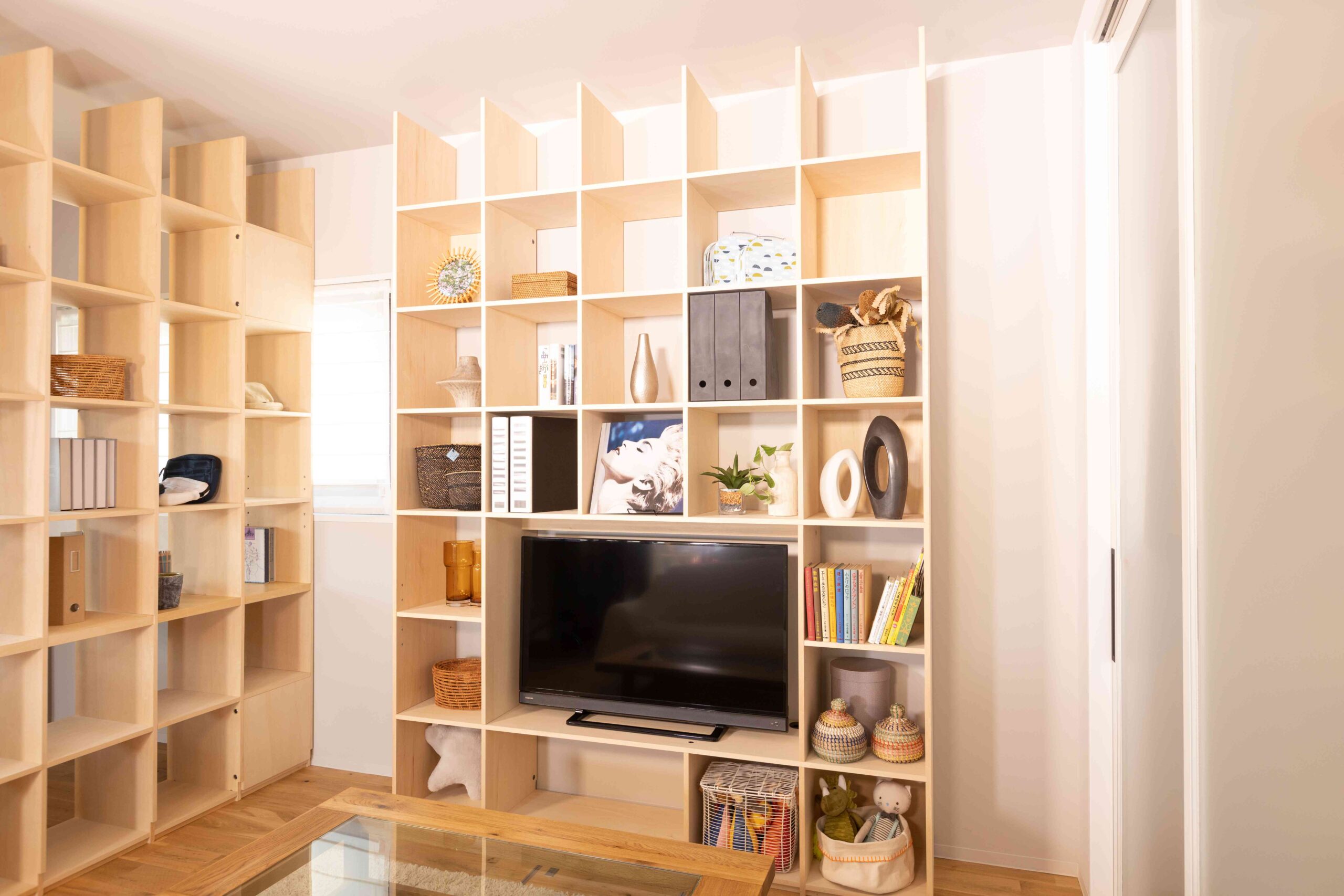 親子3人で使うコンパクトな書斎 – Shelf 壁一面の本棚 奥行250mm – マルゲリータお客様事例