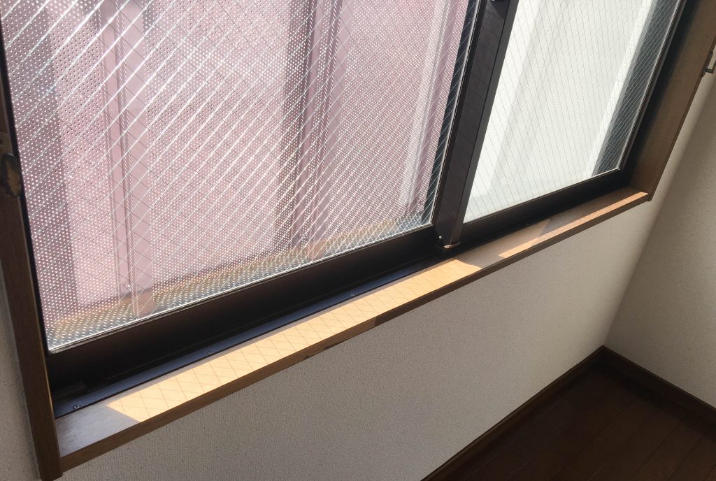 DIY必見！ 化粧シートで窓枠を新品同様に！DIYでも出来るプロ直伝の技を徹底解説！賃貸リノベーションシリーズ第8話前編 - YouTube