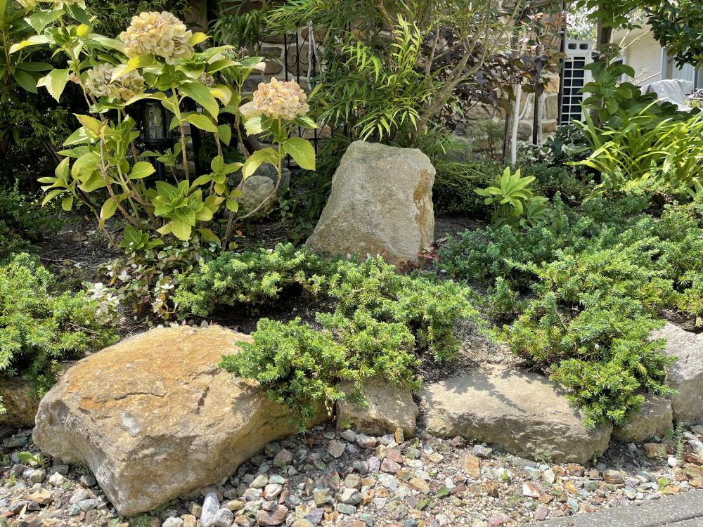 クール＆ナチュラルな新しい景石「庭石・景石」の施工例おしゃ楽は、庭・ガーデニング、外構・エクステリア用のおしゃれな敷石・景石・石畳・積石 ・砂利などの自然石を輸入販売している西洋庭石店です