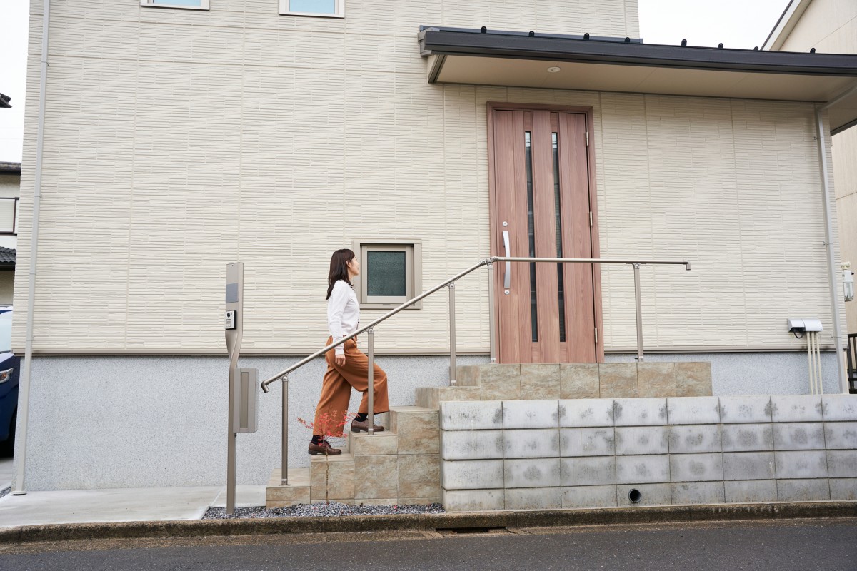 玄関ポーチ前の不揃いな段差を解消。リフォームで笑顔！ 株 住まいるパートナー 東京都 練馬区 板橋区 西東京市 埼玉県 朝霞市 和光市 新座市 志木市周辺