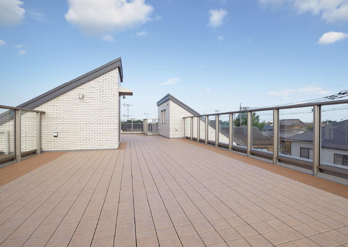 自宅の屋上におしゃれなテラス！メリット・デメリットは？後悔する？実例・対策も紹介 - 「優美」な暮らしを叶える注文住宅・設計事務所ならスムトコ