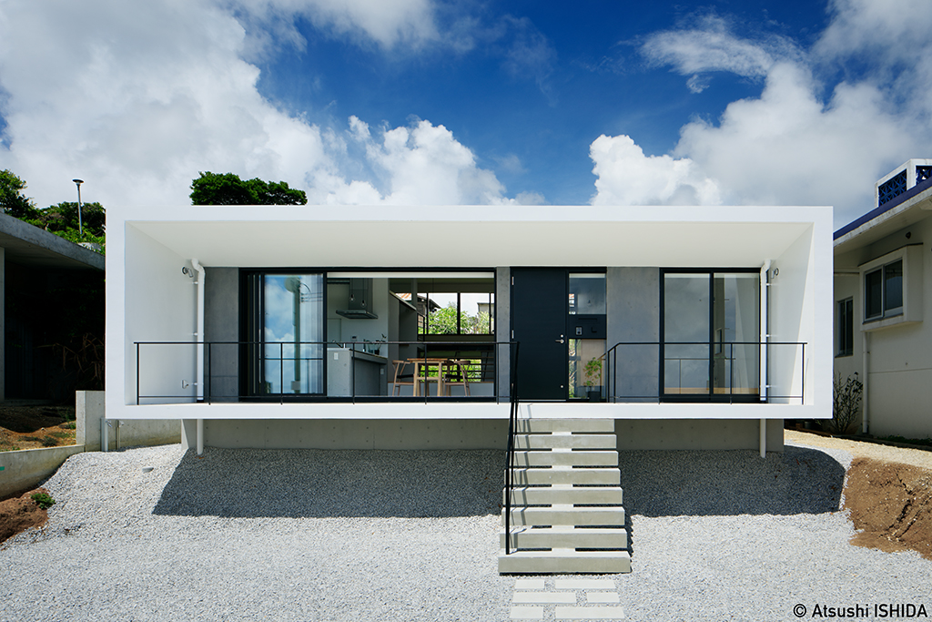 沖縄の古民家を現代の視点で再構築 自然素材を活かした「光涼風樹の家」 – 建築家ポータルサイト KLASIC クラシック理想の注文住宅を建てよう。建築事例一覧、建築家検索ならおまかせください