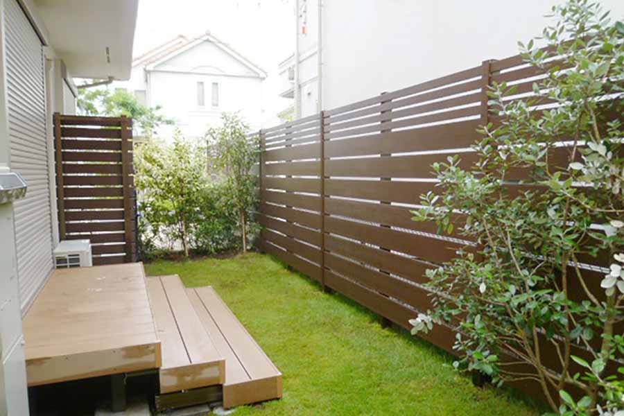 他の施工例は @daikoex おすすめフェンス☆ AB LIXIL YS3型 横スリット 目隠しにどうぞ～‪︎‬‪︎☺︎両面木彫型、風通しの良い目隠しフェンス～人気商品です！ 埼玉県久喜市の外構エクステリア・ガーデンルームのことなら大興にお任せ下さい。ガーデンルーム販売実績8年‬