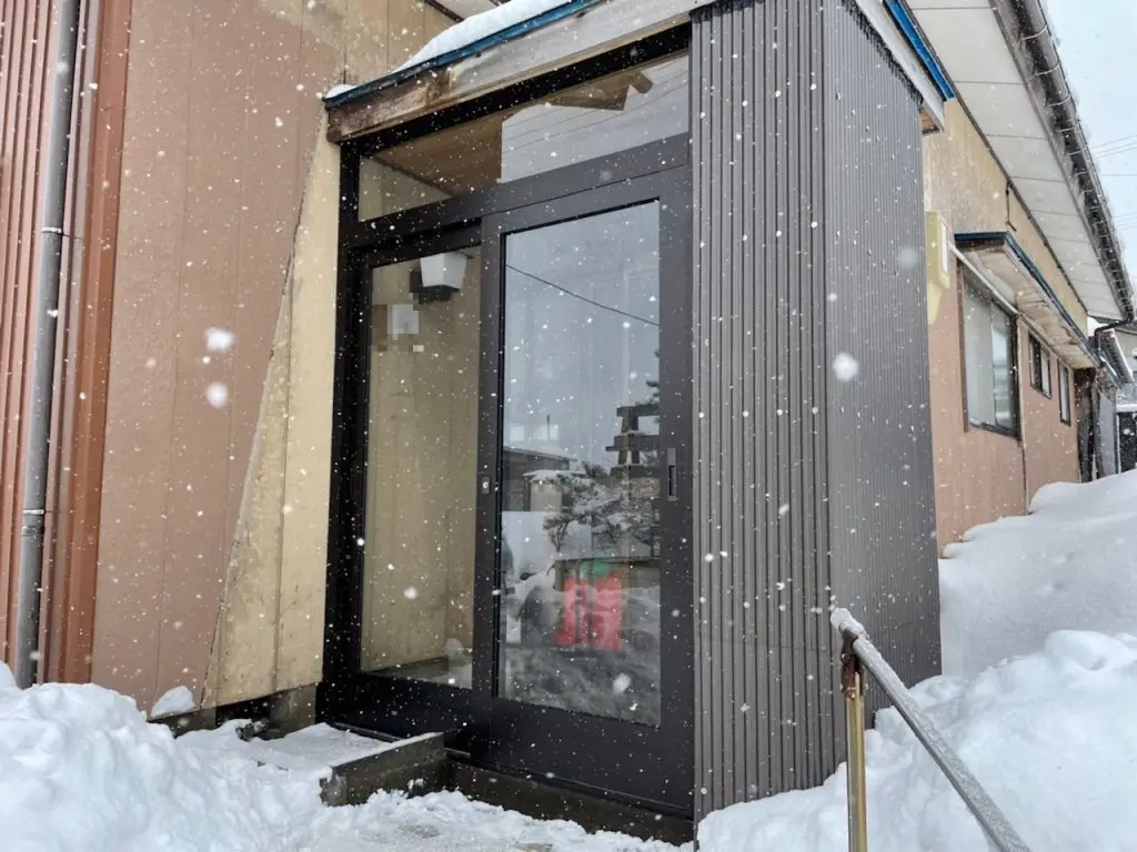 おしゃれな玄関庇で快適度がぐんとアップ！後付けリフォームもできるウチソトスタイル