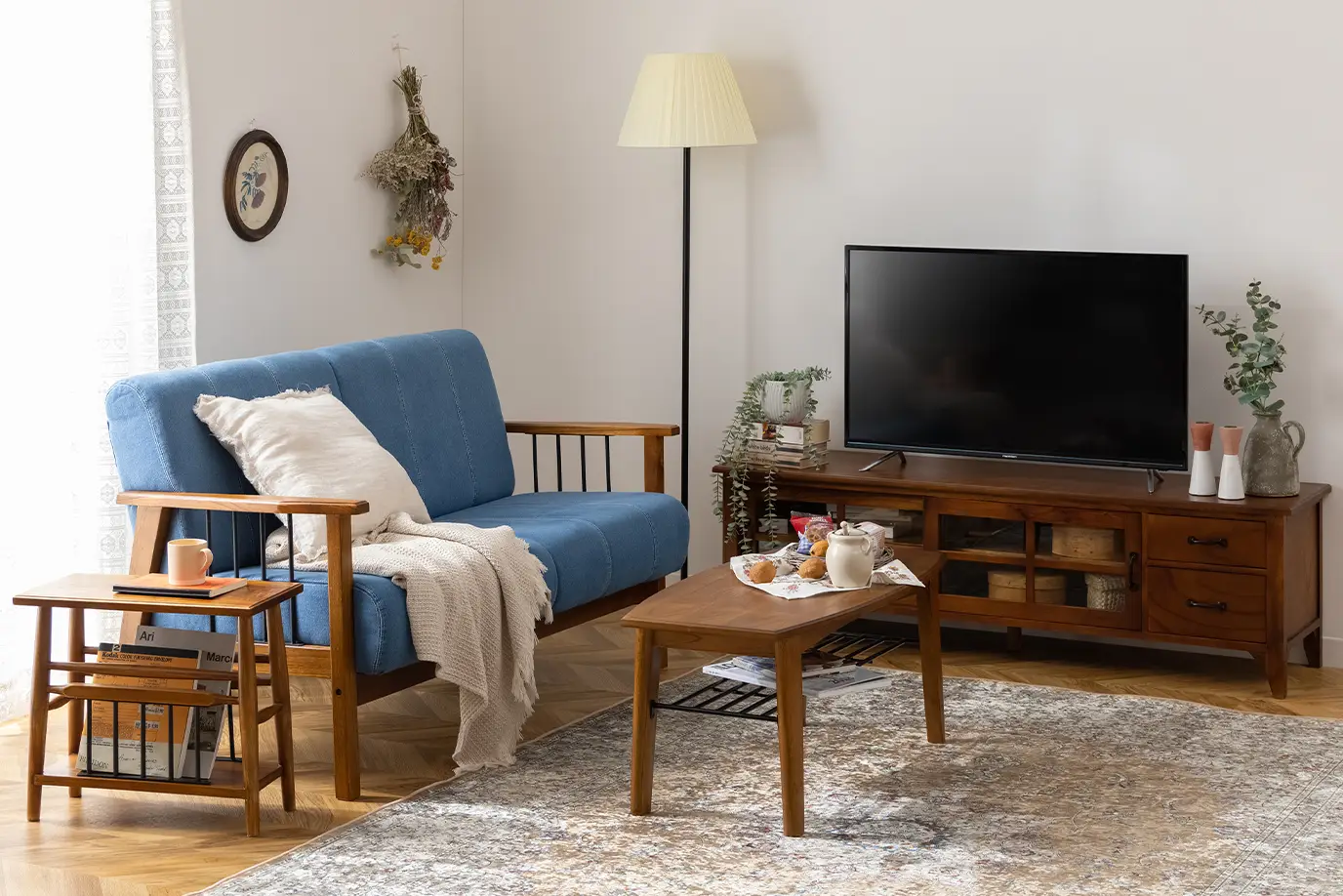 ダーク系床と家具のカラーバランスメソッドとは高級家具リースレンタル・インテリアコーディネートのメイズ