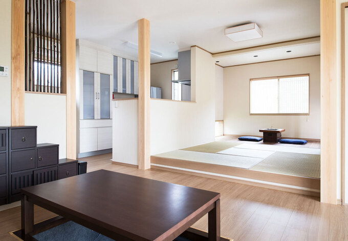 おはようございます @okd__home です🧸 我が家の和室の紹介 桜の枝が満開になったので 和室の板の間で📸 リビング隣接の和室なのでクロスで遊んでモダンなイメージの和室です🤍🖤 格子引き戸は開けても閉めても かっこよくてお気に入り🥰 ◎広さは3畳＋板の間 ◎格子