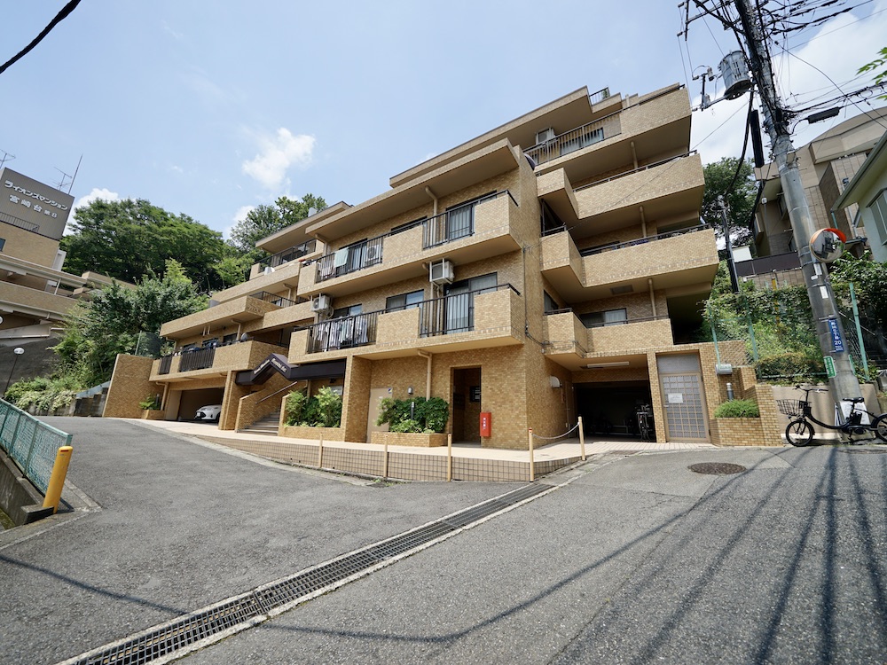 バルコニー」のアイデア 11 件マンションのデザイン, ファサード, 共同住宅