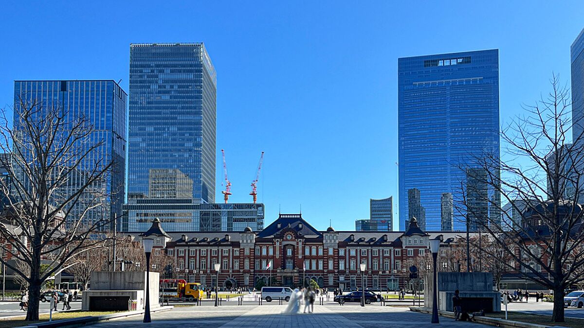 中央通りのビル この辺りは室町テラスなどのおしゃれなビルがいっぱい 道幅も広くて走りやすい 歩道も広くて落ち着いた大人の街中央通り日本橋室町ビルマンダリンオリエンタルtokyojapan