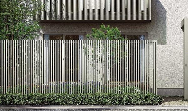 PCフェンスで実現するおしゃれな外構：頑丈さとデザイン性を兼ね備えたフェンスの魅力 - GardenJournalGardenjournalガーデンジャーナル