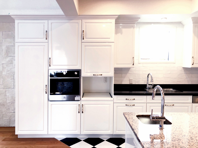 システムキッチン 合わせとブロンズミラーの採用でモデルルームの様な食器棚！-東京都の施工事例 オーダー食器棚プレミアム │オーダー家具専門店GNASH ナッシュ