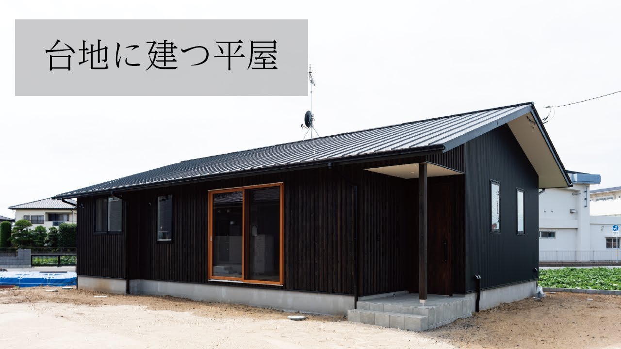 梁hari 棟生工務店自然素材と本物の木の家糸島 福岡． 『塗り壁と切妻屋根の平屋』 白の塗り壁が目を引く外観。既製品のサッシでも木格子をつけることで 見た目の雰囲気はもちろん、 日射を遮ってくれたり目隠しにもなります。外観外観デザイン外観