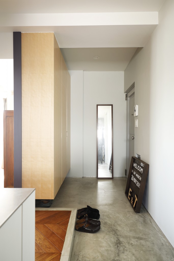 玄関を入ってすぐに室内が丸見えにならないよう、シューズクローゼットとアクセントウォールでやんわりと目隠し。外着専用のウォークスルークローゼッ