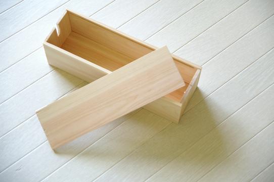 コンセントケーブルをまとめてスッキリ！100均で買ったケーブルボックスがジャストサイズでオススメ。 - 暮らしの顛末 くまくまコアラ