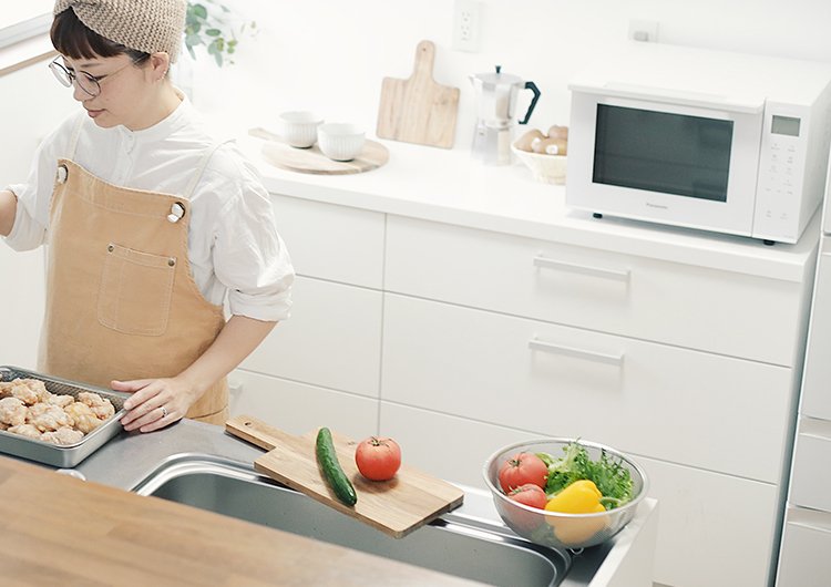 おしゃれなラックでレンジ周りのデットスペースを有効活用！オフィス家具とホーム家具は株式会社弘益