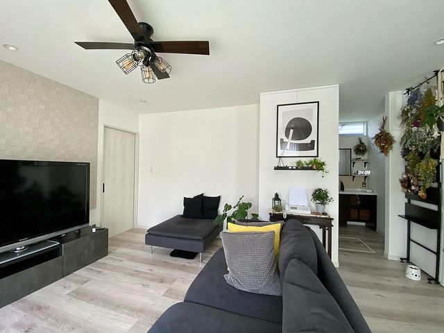 家族でゆったりと過ごすカッコイイがテーマのリビング 施工事例：リビングダイニングリフォーム 茨木市のリフォームはナサホーム