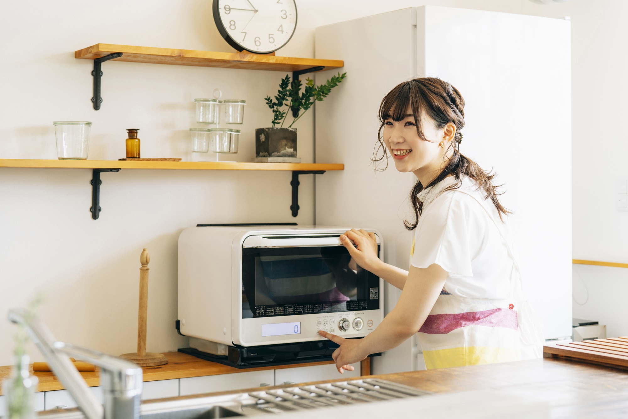 狭いキッチンでの電子レンジの置き場所は？置きやすい小型製品も紹介 - RIRIFE リリフ