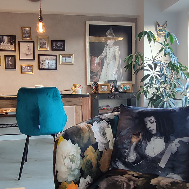 リビングに飾るおしゃれな絵をテイスト別にご紹介！コーディネート事例や絵画の選び方も解説 – WASABI