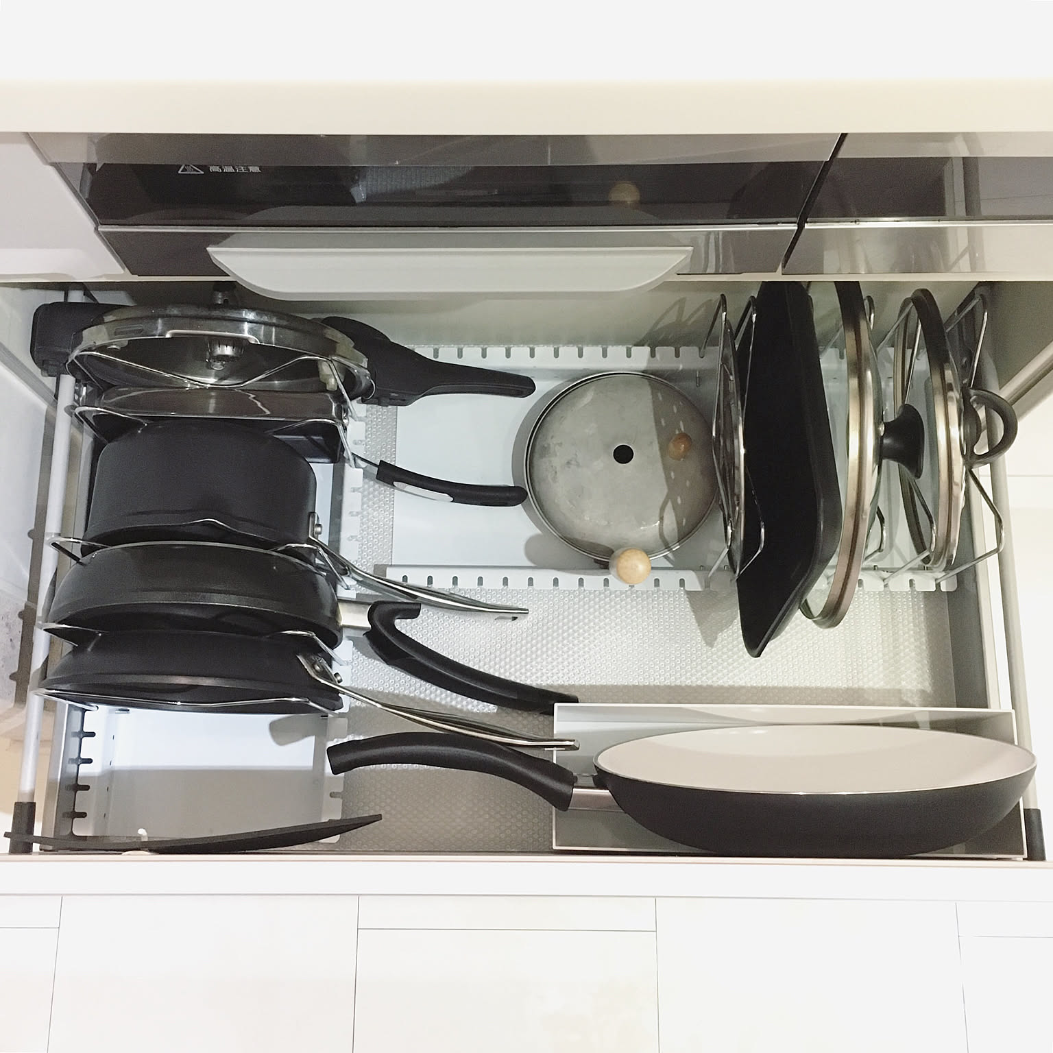 IKEAのVARIERA引き出しマットが便利。キッチンや食器棚シートにおすすめ