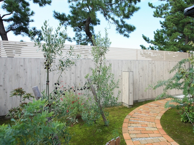 完成～🙌, ウッドフェンスdiy,『古いブロック塀隠し』の表現が正しいかなぁ😅 , 廃材頂いてから色を決めたり,自分でざーーっとした設計図書いて, 取りかかりまでは良かったけど , いろんな事あって作業はストップし, いつの間にか春に🌸,バラも蕾になり開花する前に完成させなければと作業再び開始🔨, ふぅ～できた✨,ウッドフェンスdiy,うち庭,diy,ウッドフェンス作り